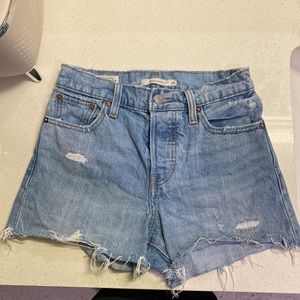 Levi’s Premium Denim Wedgie Shorts / light wash / size 25
